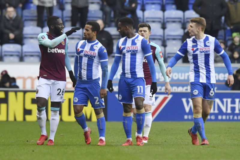 Arthur Masuaku plivl na protihráče a dostal šestizápasový trest.