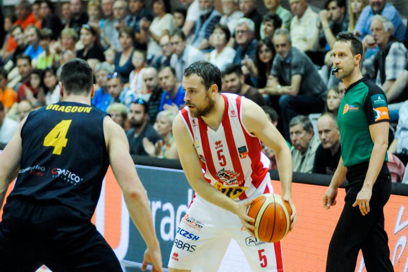 Basketbalisté Pardubic porazili Opavu (archivní foto). Basketbalisté Pardubic porazili Opavu (archivní foto).