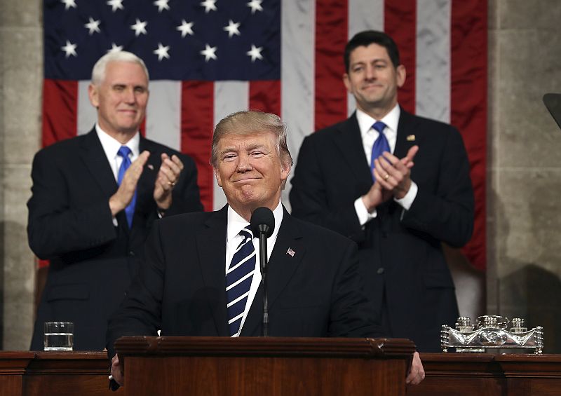 Americký prezident Donald Trump. v pozadí viceprezident Mike Pence a předseda Sněmovny reprezentantů Paul Ryan.