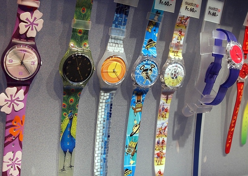 Hodinky od švýcarského výrobce Swatch.