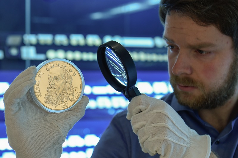 Kurátor výstavy Zdeněk Štafl ukazuje v expozici zlatou minci ze sady Karla IV. Kurátor výstavy Zdeněk Štafl ukazuje v expozici zlatou minci ze sady Karla IV.