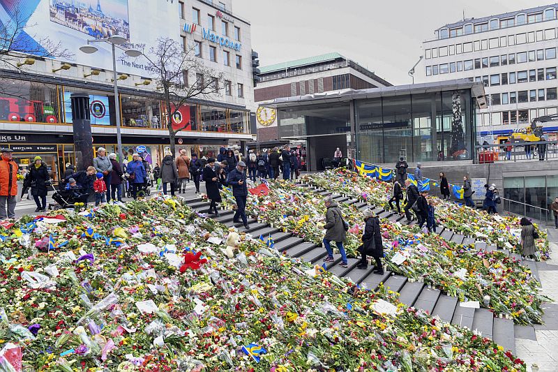 Útočník najel nákladním autem ve Stockholmu do nákupního centra, zemřelo pět osob.