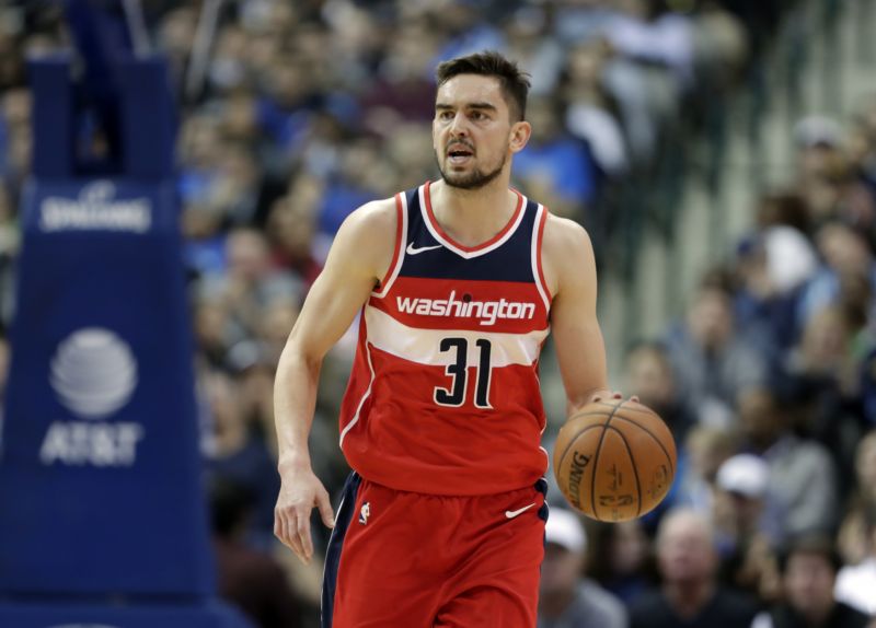Tomáš Satoranský v dresu Washingtonu v NBA.