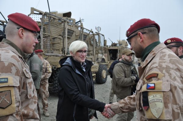 Ministryně Šlechtová na návštěvě českých vojáků v Afghánistánu. Ministryně Šlechtová na návštěvě českých vojáků v Afghánistánu.