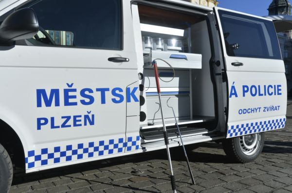 Speciálně upravené vozidlo plzeňských policistů pro odchyt zvěře.