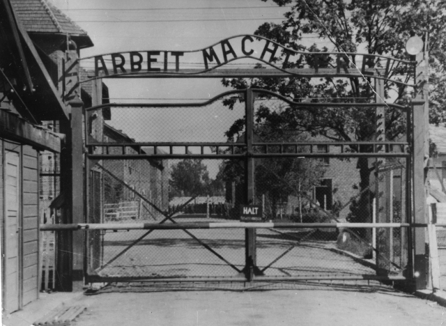 Hlavní táborová brána s nápisem Arbeit macht frei (Práce osvobozuje).