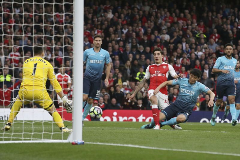Arsenal v jednom ze zápasů se Swansea (ilustrační foto). Arsenal v jednom ze zápasů se Swansea (ilustrační foto).