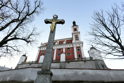 Kostel Panny Marie Pomocné s jezuitskou rezidencí na Chrudimsku. Kostel Panny Marie Pomocné s jezuitskou rezidencí na Chrudimsku.