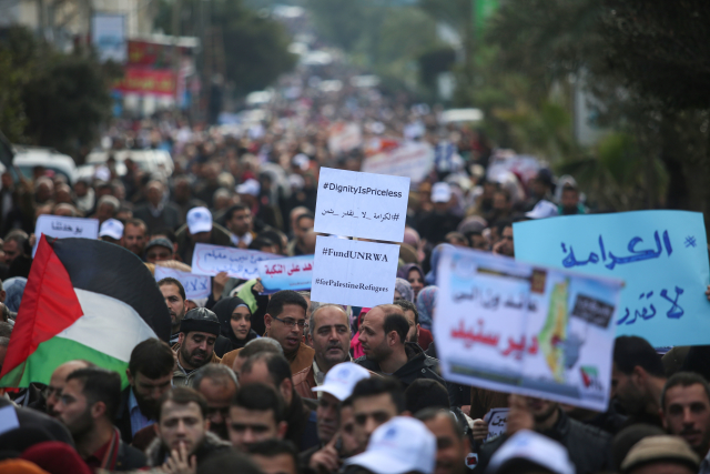 Zaměstnanci Úřadu OSN pro palestinské uprchlíky na Blízkém východě protestují proti rozhodnutí USA o snížení pomoci v Gaze.