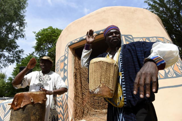 Městečko s replikami afrických domků v zoologické zahradě ve Dvoře Králové nad Labem. Stavby byly vybudovány podle osady Tiébélé v africkém státě Burkina Faso.