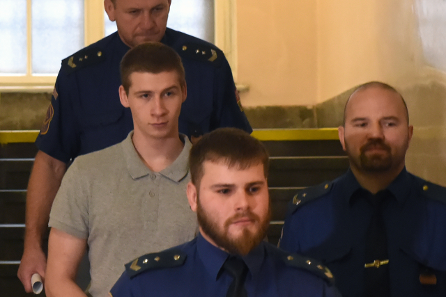 Odsouzený za vraždu Patrik Konečný (druhý zleva). Odsouzený za vraždu Patrik Konečný (druhý zleva).