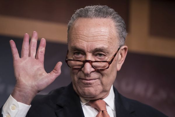 Vůdce demokratické menšiny v Senátu Chuck Schumer. Vůdce demokratické menšiny v Senátu Chuck Schumer.