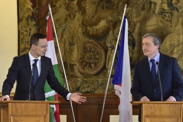 Maďarský ministr zahraničí Peter Szijjártó a ministr v demisi Martin Stropnický.