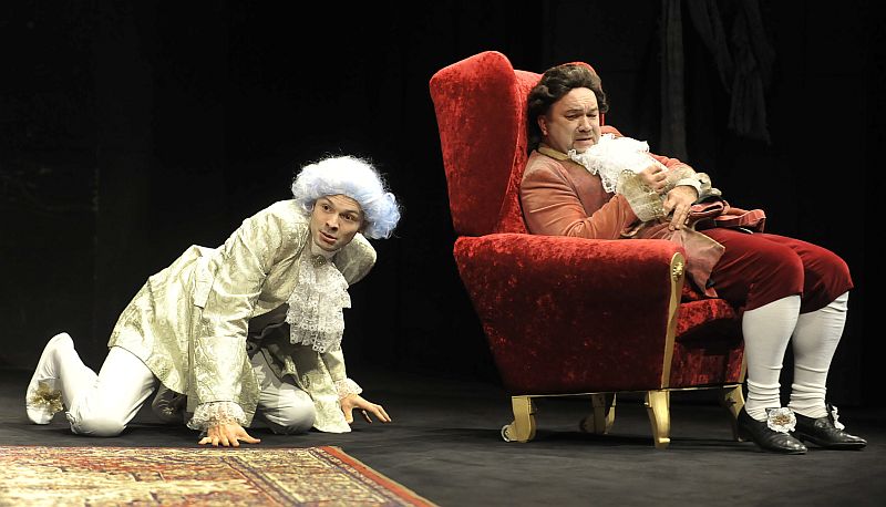Na snímku je Zdeněk Stejskal v titulní roli (vlevo) a Petr Soumar jako Antonio Salieri. V inscenaci Amadeus hostujícího režiséra Šimona Dominika Horáckého divadla Jihlava.