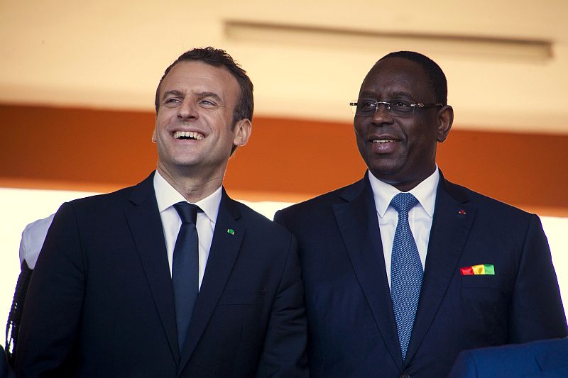 Francouzský prezident Emmanuel Macron a jeho senegalský protějšek Macky Sall.