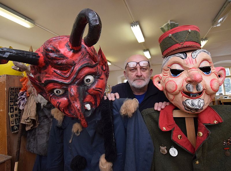 Spolumajitel manufaktury na výrobu masek Zdeněk Rydygr.