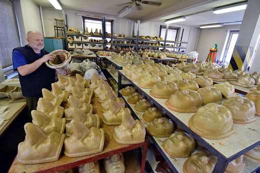 Zákupská firma PVO navazuje ve své činnosti na První rakouskou továrnu na patentní listy a luxusní papír, založenou roku 1884.