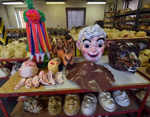 Masku je také třeba namalovat, na to se používají vodou ředitelné barvy.