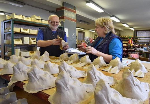 Zleva spolumajitel rodinné firmy Zdeněk Rydygr a pracovnice Zdeňka Hájková.