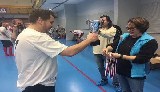 Jakub Kvasnička, zástupce šéfredaktora TÝDNE, přebírá pohár.