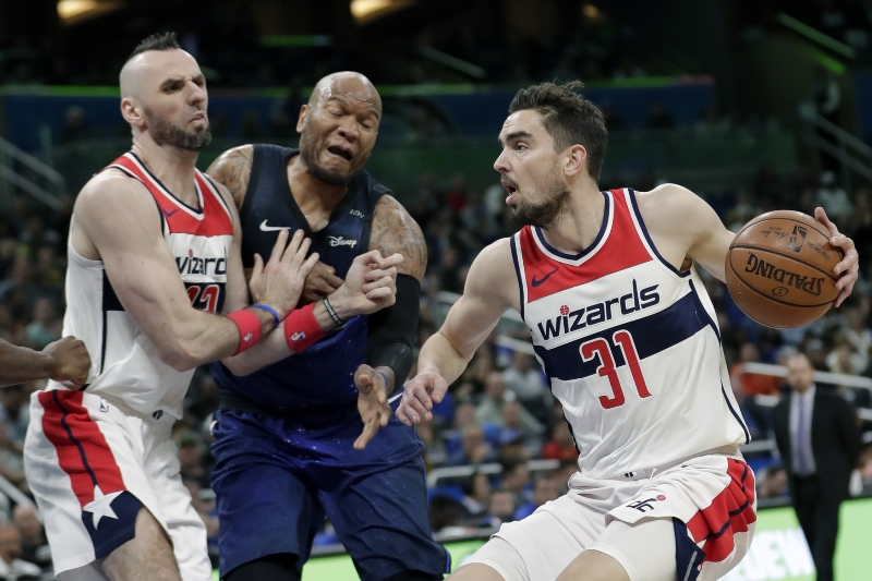 Basketbalista Tomáš Satoranský v zápase proti Orlandu. 