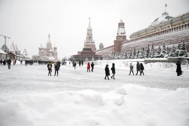 Zasněžená Moskva vypadá romanticky, ale sníh působí velké potíže. Zasněžená Moskva vypadá romanticky, ale sníh působí velké potíže.