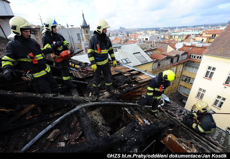 Hasiči dostali požár podkrovního bytu ve Školské ulici v centru Prahy pod kontrolu.