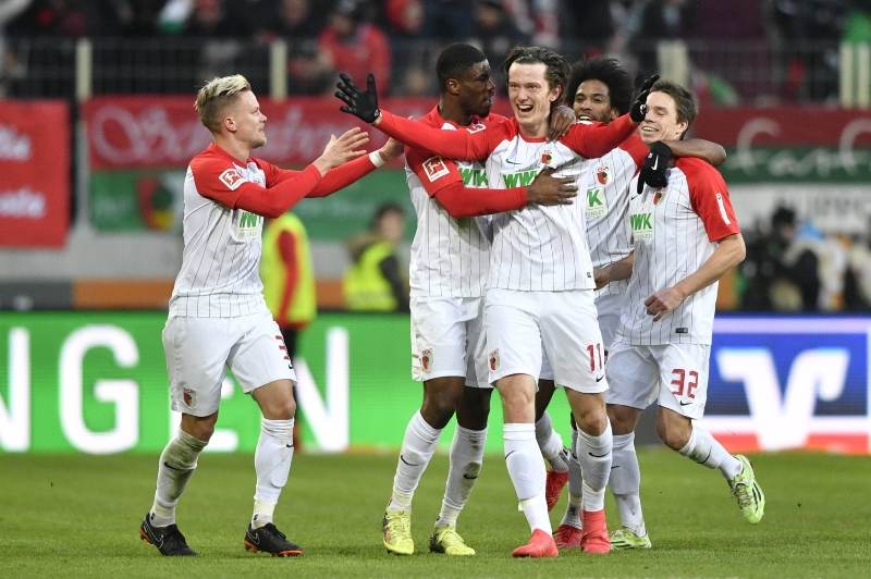 Fotbalisté Augsburgu se radují z vítězství nad Frankfurtem. Fotbalisté Augsburgu se radují z vítězství nad Frankfurtem.