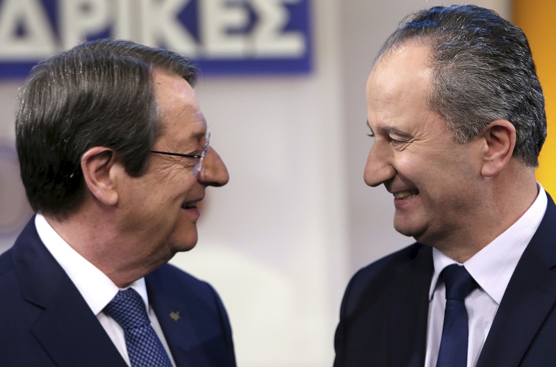 Nikos Anastasiadis (vlevo) a jeho vyzvyvatel Stavros Malas.