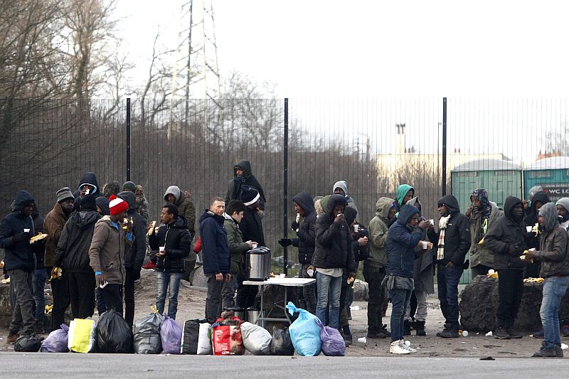 Dobrovolníci rozdávají kávu migrantům ve francouzském přístavním městě Calais.