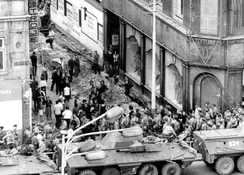 1. výročí sovětské okupace. Václavské náměstí 21. srpna 1969 .Na sn. zákrok příslušníků VB proti demonstrantům.