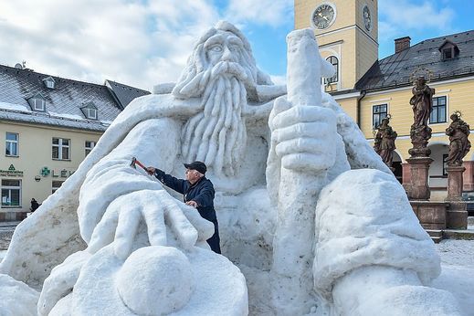 Oblíbenou turistickou atrakci staví Josef Dufek na jilemnickém náměstí od roku 1997.