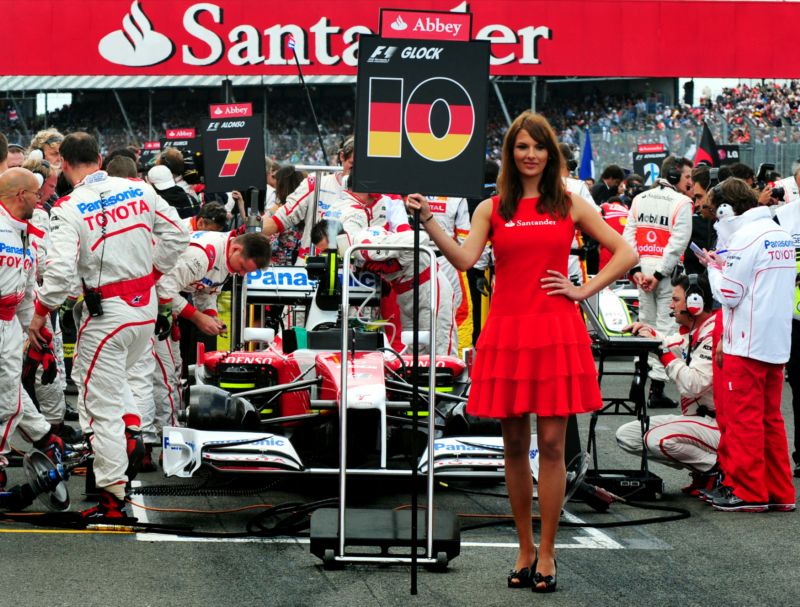 Tradiční "grid girls" nahradí na startovním roštu děti. 