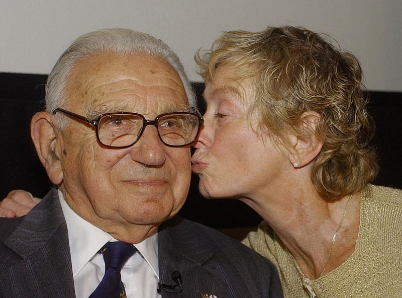 Nicholas Winton dostává pusu na tvář od Very Gissingagedové, kterou zachránil za druhé světové války.