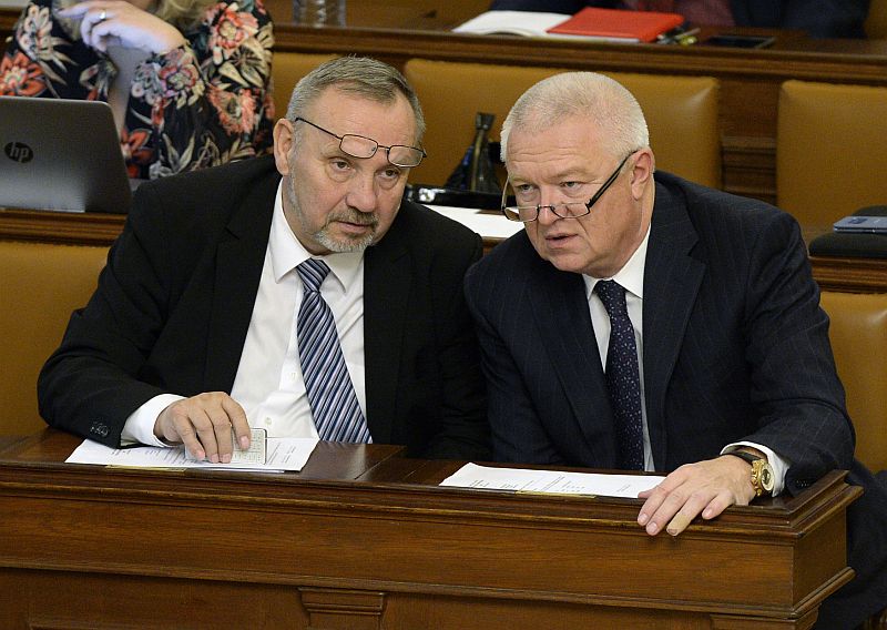 Předseda poslaneckého klubu KSČM Pavel Kováčik (vlevo) a šéf poslanců hnutí ANO Jaroslav Faltýnek.
