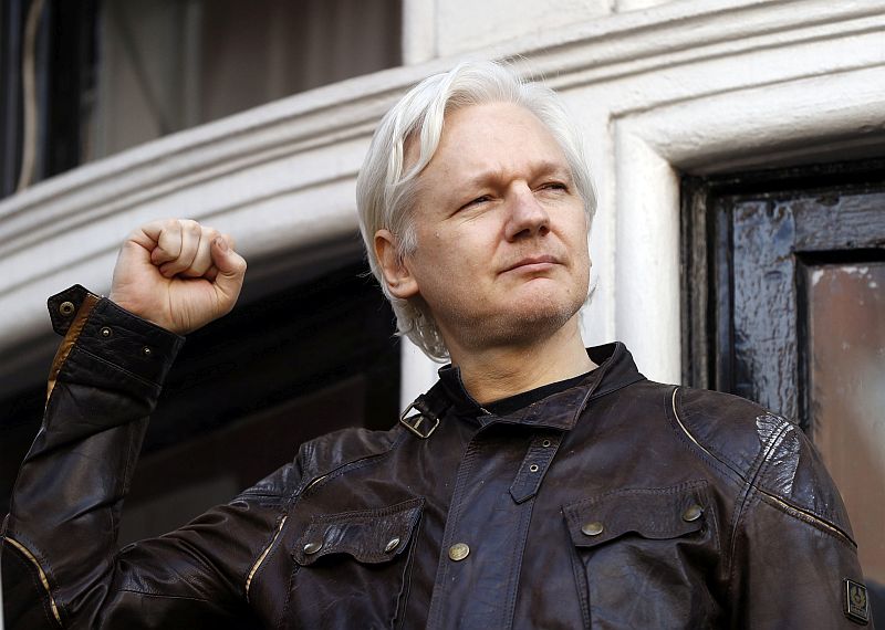 Julian Assange se od roku 2012 ukrývá na ekvádorské ambasádě v Lodnýně.