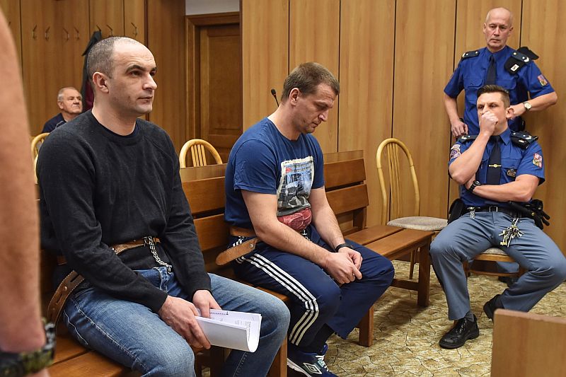 Ivan Ivanovský (vlevo) a Róbert Simon před soudem v Táboře. Ivan Ivanovský (vlevo) a Róbert Simon před soudem v Táboře.