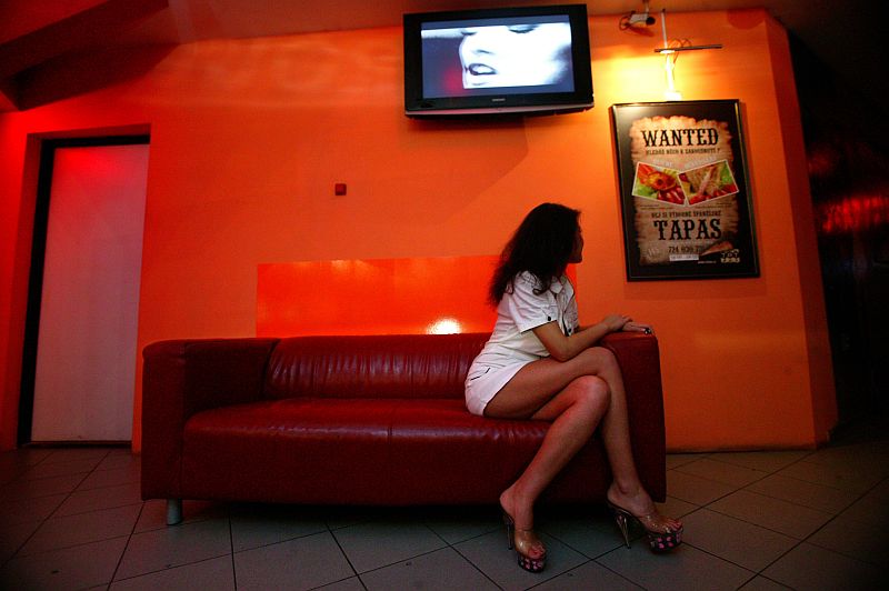 Podle slovenského listu SME stojí za zvýšeným výskytem syfilidy v Trebišově prostituce.