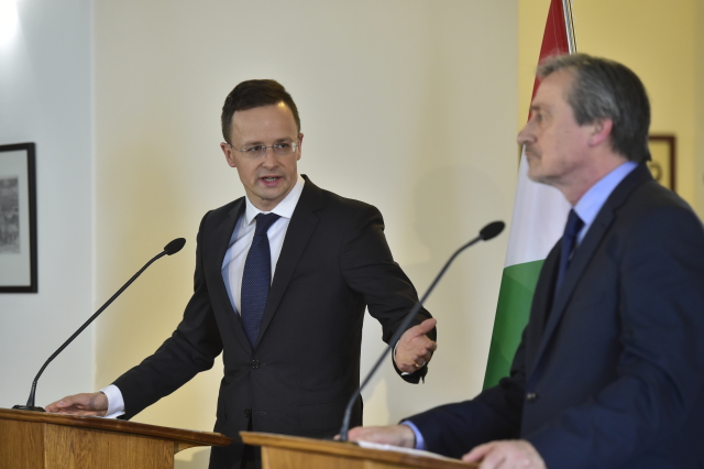 Šéf maďarské diplomacie Péter Szijjártó (vlevo).