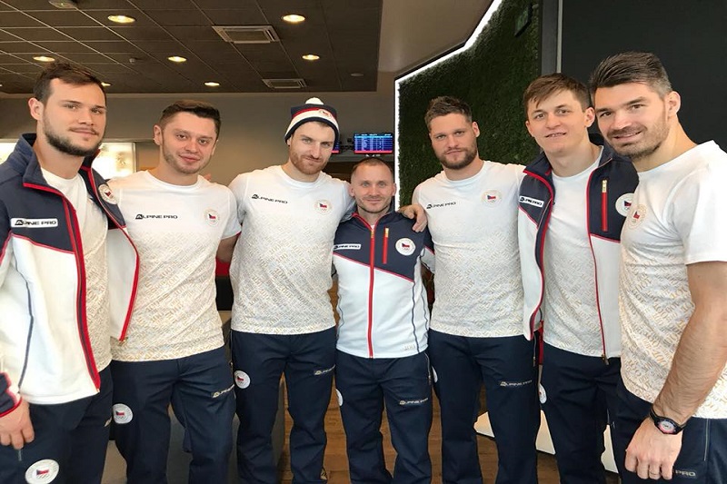Část českých hokejistů odletěla na olympijské hry do Koreje.