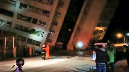 Při zemětřesení se k zemi částečně sesunuly konstrukce dvou hotelů - Marshal a Beautiful Life.