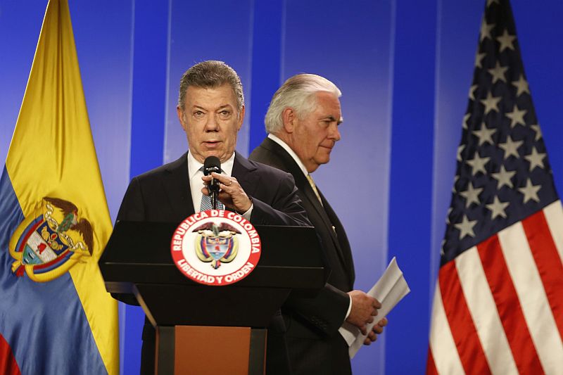 Kolumbijský prezident Juan Manuel Santos (v popředí) a americký ministr zahraničí Rex Tillerson. 