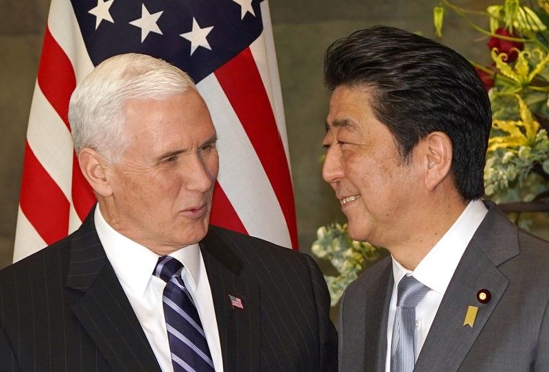 Americký viceprezident Mike Pence jednal s japonským premiérem Šinzónem Abem.
