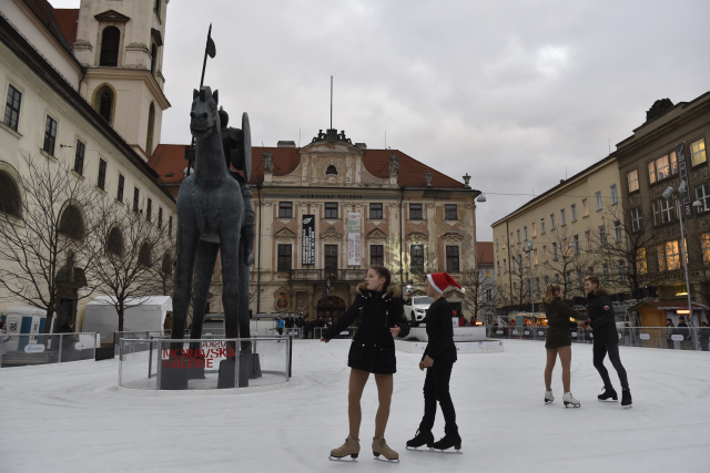 Městská část Brno-střed zprovoznila na Moravském náměstí před Místodržitelským palácem ledovou plochu, ze které ční jezdecká socha Jošta Lucemburského.