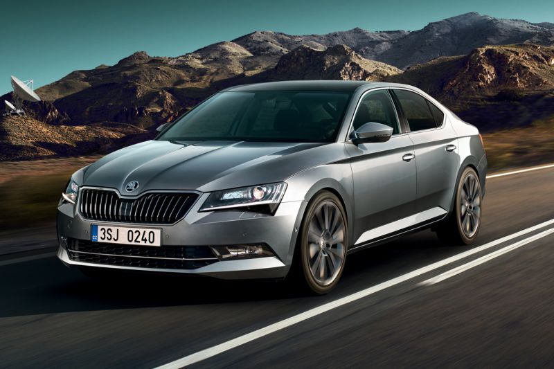 Superb musí v Rusku do servisu, automobilka u vozů přeprogramuje ovládání světlometů. 