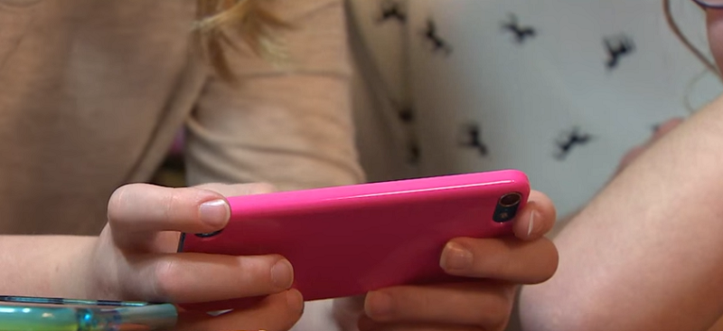 Dítě s mobilním telefonem (ilustrační foto). Dítě s mobilním telefonem (ilustrační foto).