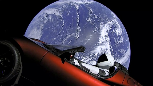 Rudý kabriolet Tesla.