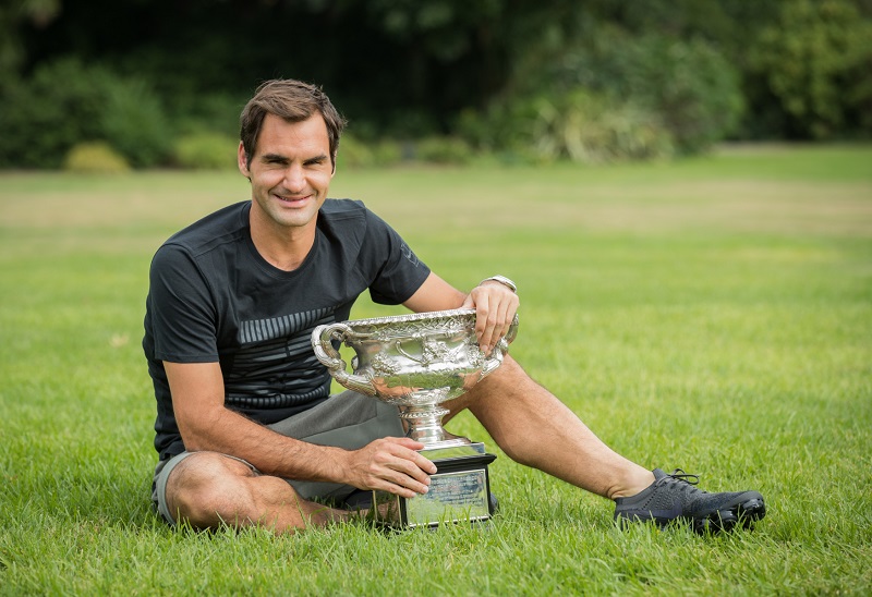 Švýcarský tenista Roger Federer s trofejí po triumfu na Australian Open.
