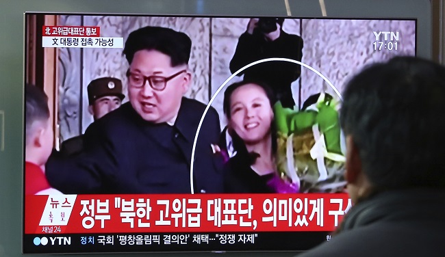 Na obrazovce vlevo Kim Čong-un