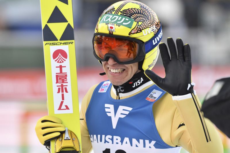 Nestárnoucí Noriaki Kasai ponese na slavnostním zahájení korejskou vlajku.